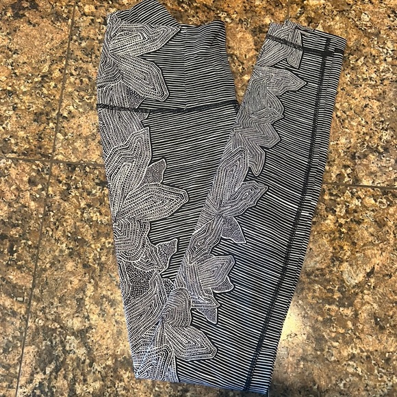 Lululemon leggings - Picture 1 of 3